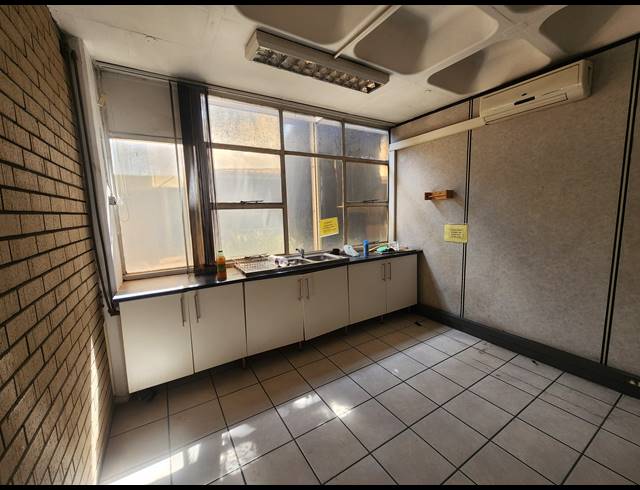 330M² WAREHOUSE TO LET IN ROODEKOP